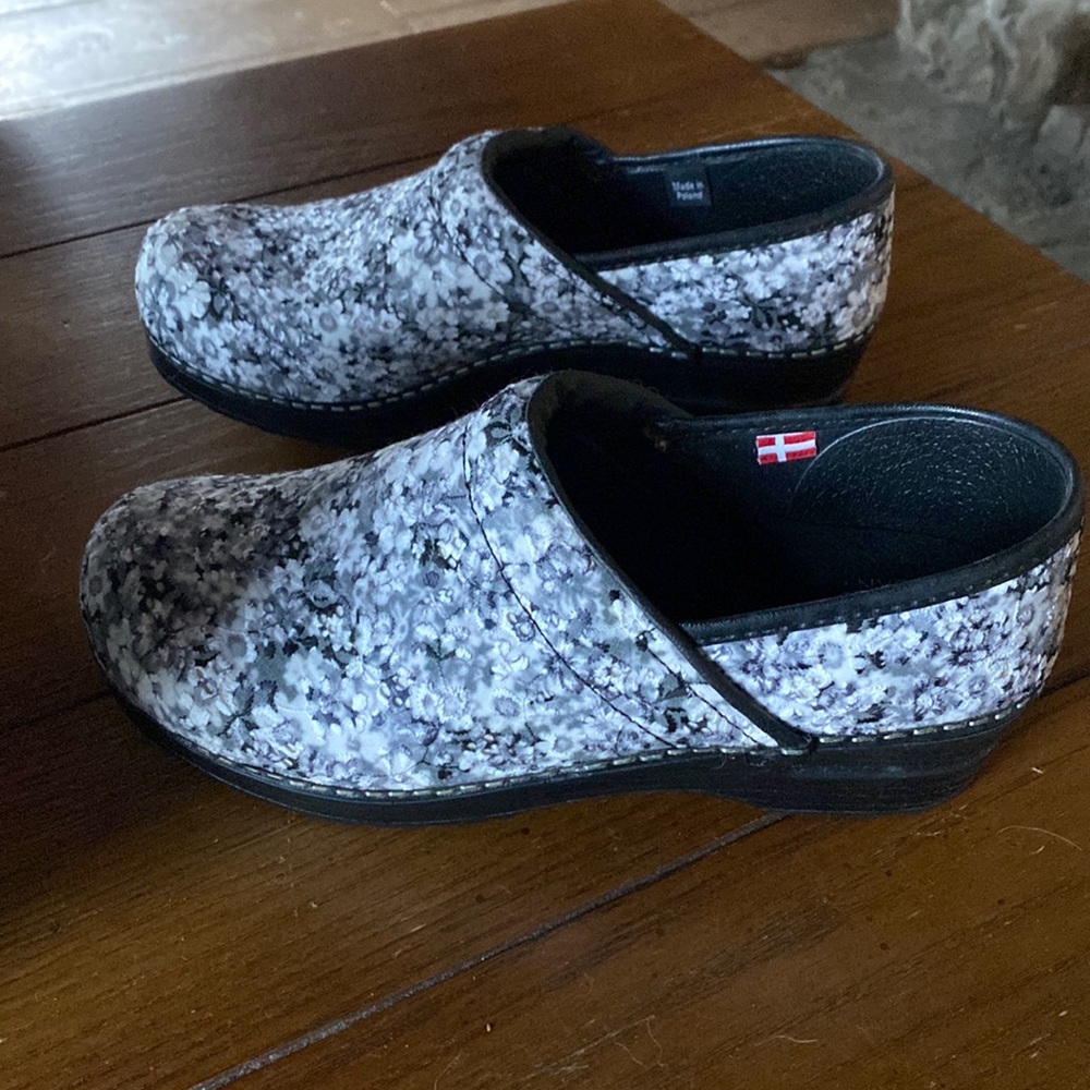 SANITA BLACK WHITE GRAY FLORAL CLOG 39